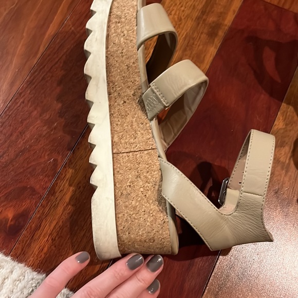 Steve Madden, size 7, tan platform sandals with cork platform, comfy & cute - Picture 3 of 4